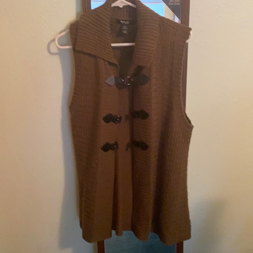 This is a beautiful sweater vest. Good condition. Lightly used.